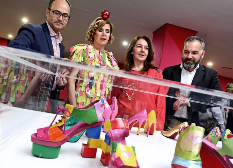 Agatha Ruiz De La Prada Doscientos Zapatos De Ágatha Ruiz De La Prada Llenan De Color El Museo Del Calzado - Eventos Calzado, Cuero