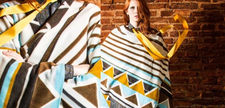A usar ponchos se ha dicho 1 - Tendencias 25/26 en Textil e Indumentaria po nchos la embajada A usar ponchos se ha dicho - Tendencias 25/26 en Textil e Indumentaria