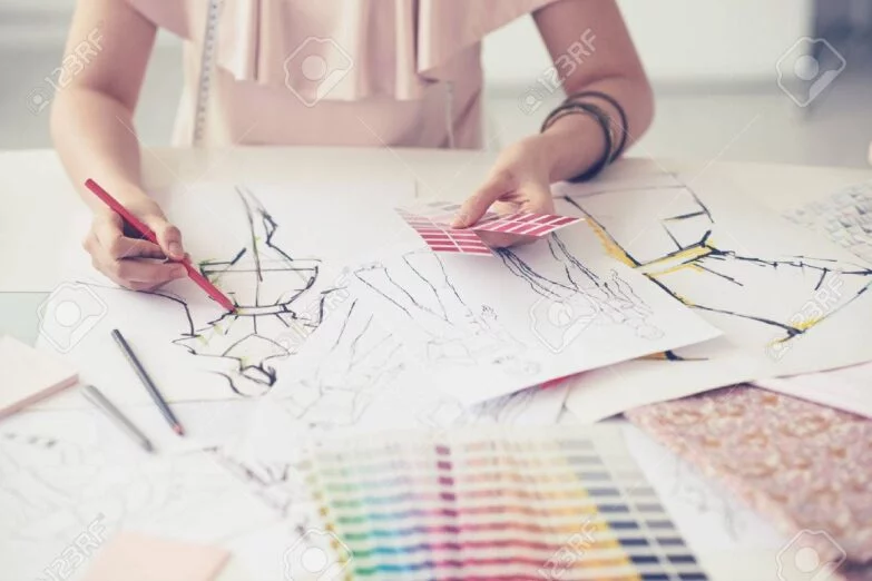 58783725 Diseñador De Moda Trabajando En Sus Diseños En El Estudio Dia Del Diseñador De Indumentaria Y Textil - Moda Y Diseñadores Textil E Indumentaria