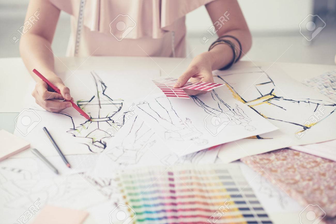 58783725 Diseñador De Moda Trabajando En Sus Diseños En El Estudio Dia Del Diseñador De Indumentaria Y Textil - Moda Y Diseñadores Textil E Indumentaria