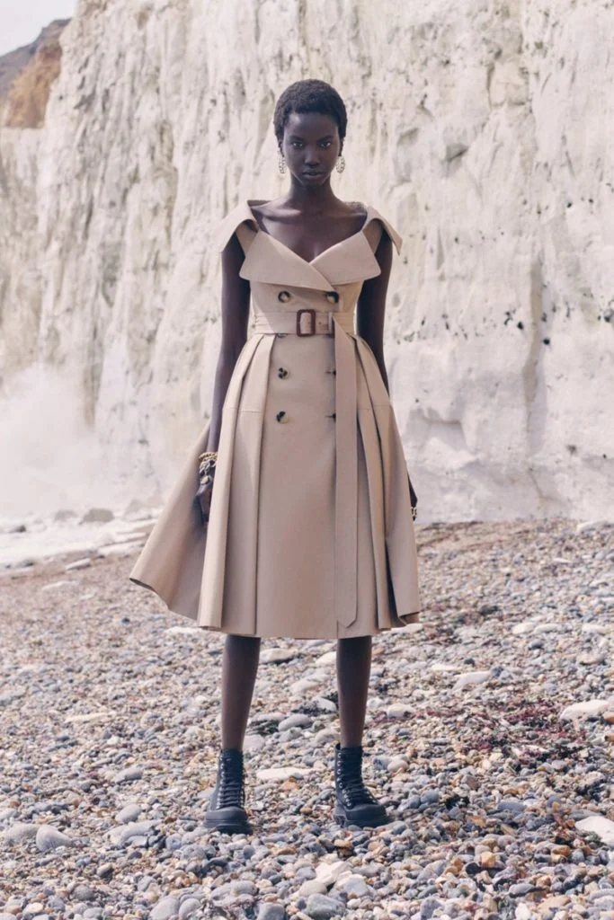 Alexander mc queen con colección sustentable 2 - moda y diseñadores textil e indumentaria Alexander Mcqueen 10 683X1024 1 Alexander Mc Queen Con Colección Sustentable - Moda Y Diseñadores Textil E Indumentaria