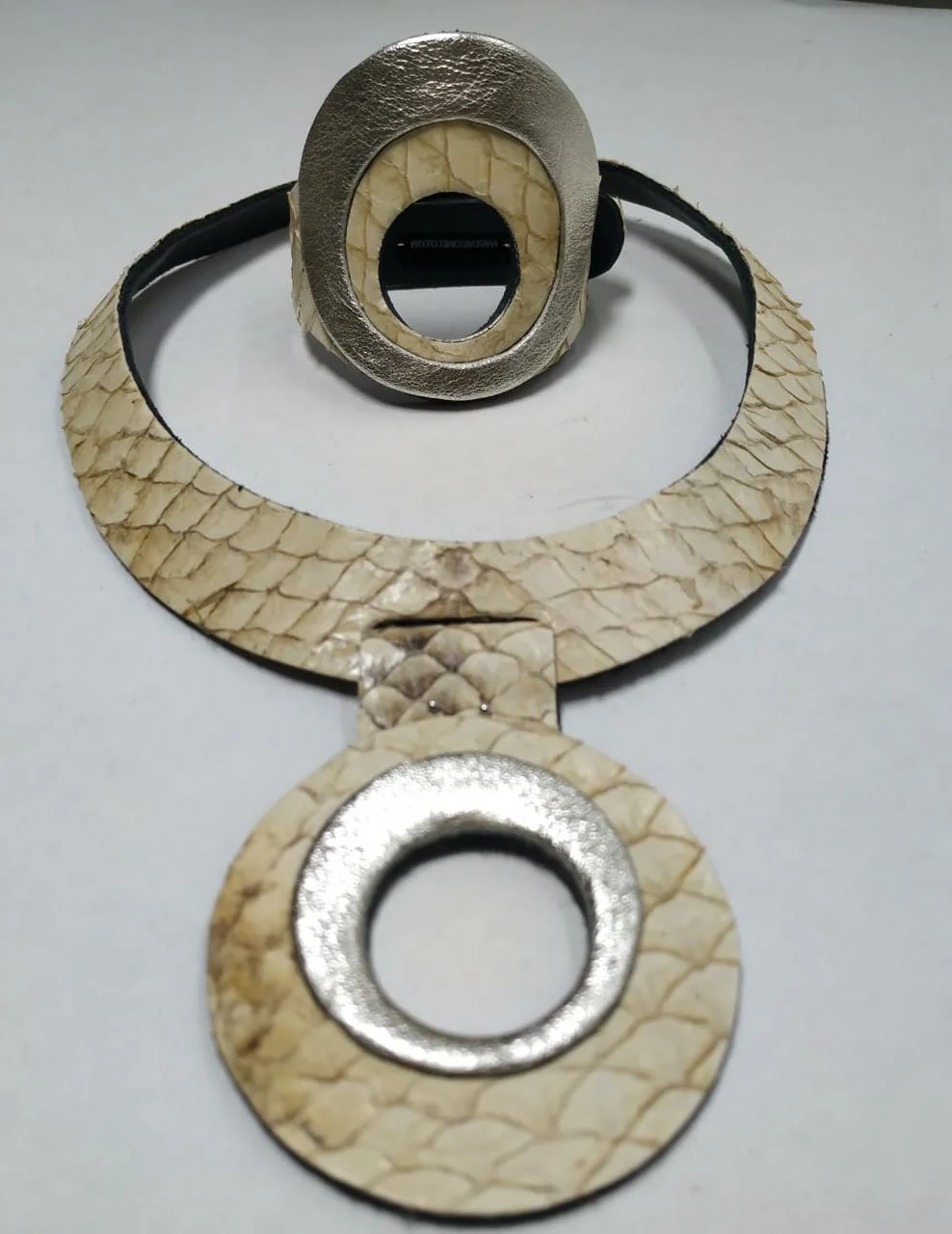 Gargantilla Y Pulsera En Cuero De Sábalo Cuero De Pescado: Como Transformar Un Residuo En Un Material Valioso - Productos Químicos Cuero