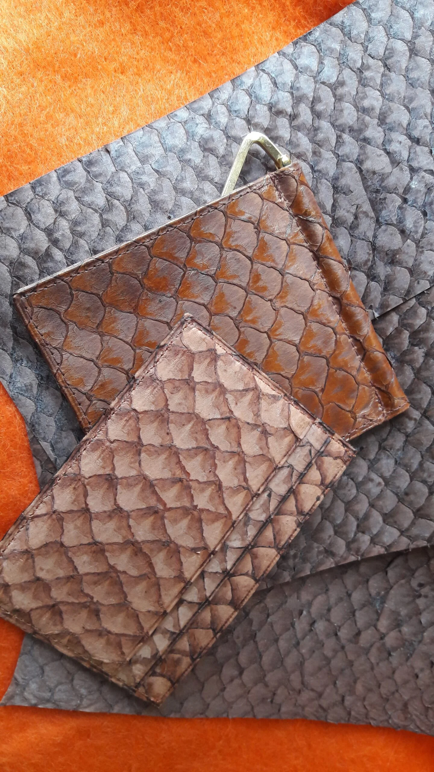 Portabilletes Y Portatarjetas En Cuero De Sábalo Scaled Cuero De Pescado: Como Transformar Un Residuo En Un Material Valioso - Productos Químicos Cuero