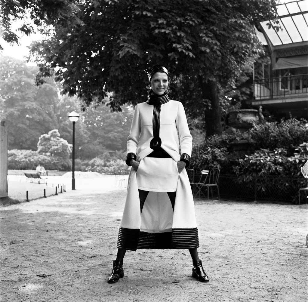 Pierre cardin: sus inventos que cambiaron la moda 6 - moda y diseñadores textil e indumentaria Minifalda Pierre Cardin: Sus Inventos Que Cambiaron La Moda - Moda Y Diseñadores Textil E Indumentaria