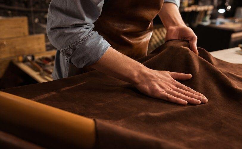 Close Up Man Working Leather.2E16D0Ba.fill 1920X960 C100 Una Guía Para La Moderna Fabricación Del Cuero - Calzado, Cuero