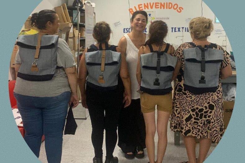 .Jpg La Escuela De Oficios Textiles Confeccionó Mochilas Con Descartes De Denim - Moda Sostenible