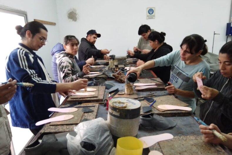25 893248 Capacitando Alumnos Para El Sector De Calzado - Noticias Breves