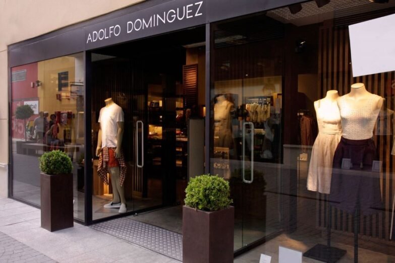 31 274834 La Marca Adolfo Domínguez Incorpora A Sus Colecciones Fibras Más Sostenibles - Moda Sostenible