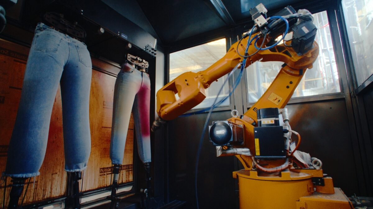 14 435543 Tecnología Para Cuidar A Las Personas: El Robot Que Transforma La Aplicación De Permanganato En La Industria Del Denim - Eventos Calzado, Cuero