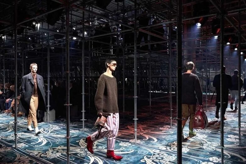 Prada 46 290693 Prada Deslumbró Con Desfile De Moda Masculina Otoño Invierno 2026 - Tendencias 25/26 En Textil E Indumentaria