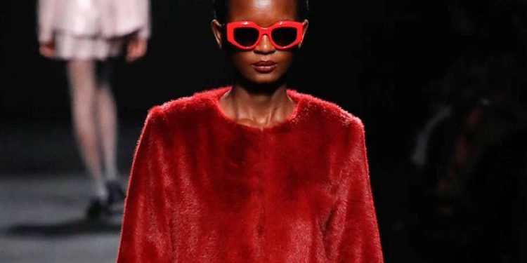 53 522647 Rojo Tomate: Protagonista Del Otoño Invierno Europeo - Tendencias 25/26 En Textil E Indumentaria