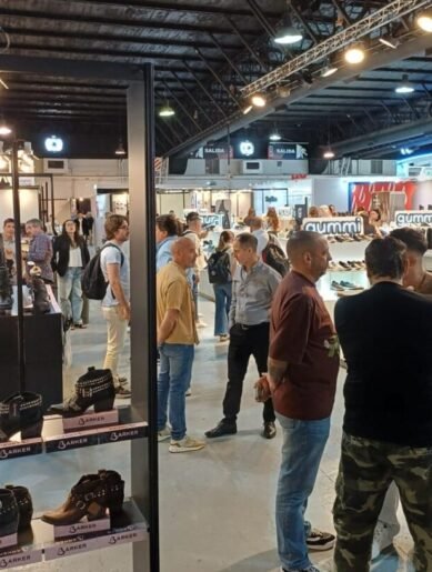 03 465858 La Industria Argentina Del Calzado Pisa Fuerte - Tendencias 25/26 - Calzado Y Cuero