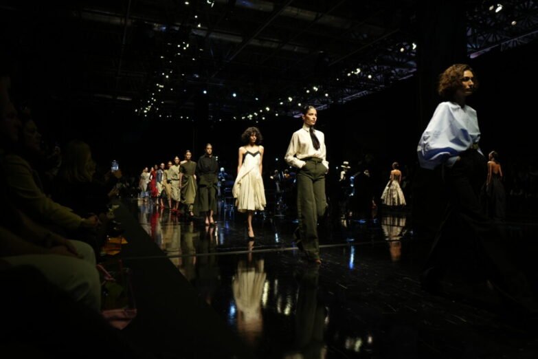 Intermoda 84 reafirma su liderazgo en negocios de moda y celebra el talento de abel lópez en una clausura memorable 1 - eventos textil e indumentaria Intermoda 84 Reafirma Su Liderazgo Negocios Moda Y Celebra Talento Abel Lopez Clausura Memorable 56 106105 Intermoda 84 Reafirma Su Liderazgo En Negocios De Moda Y Celebra El Talento De Abel López En Una Clausura Memorable - Eventos Textil E Indumentaria