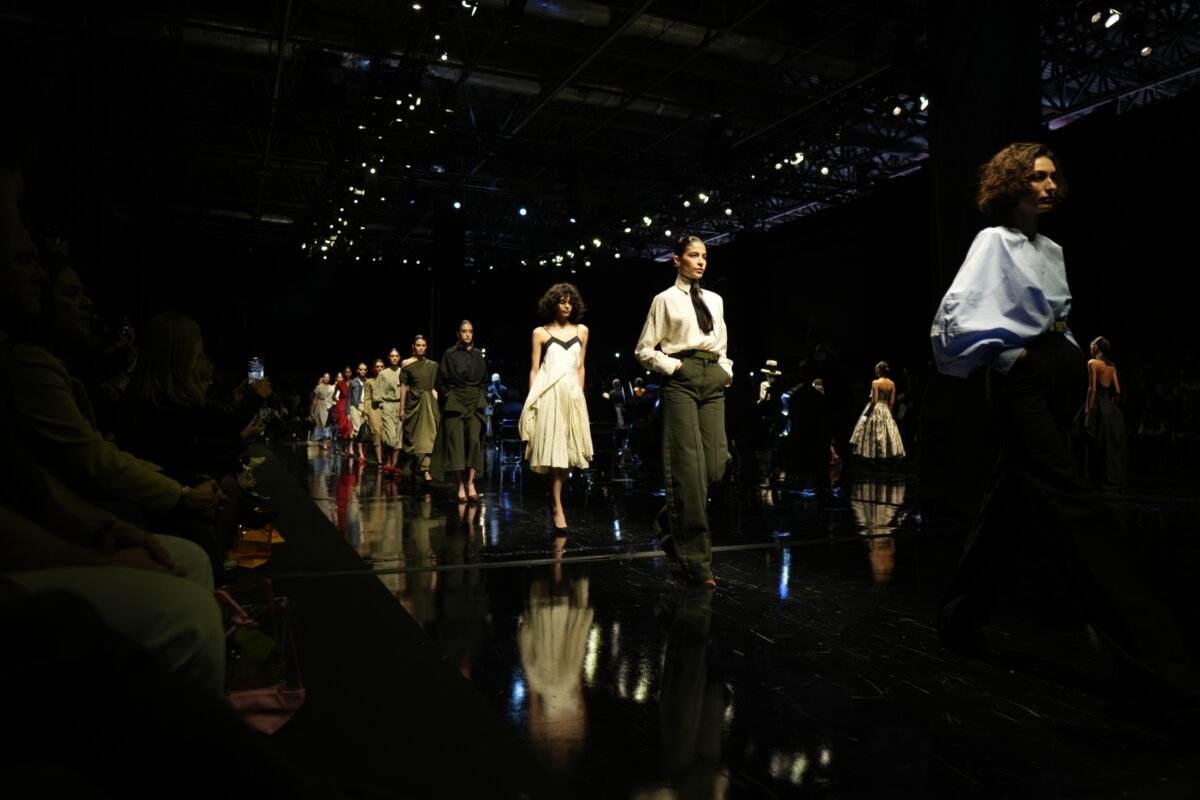 Intermoda 84 Reafirma Su Liderazgo Negocios Moda Y Celebra Talento Abel Lopez Clausura Memorable 56 106105 Intermoda 84 Reafirma Su Liderazgo En Negocios De Moda Y Celebra El Talento De Abel López En Una Clausura Memorable - Textil E Indumentaria