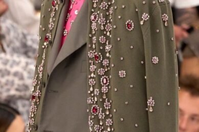 Poder Detalle Apliques Piedras Brillo Y Volumen Las Colecciones Actuales 18 509380 El Poder Del Detalle: Apliques De Piedras, Brillo Y Volúmen En Las Colecciones Actuales - Piedras