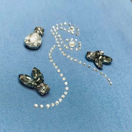 El poder del detalle: apliques de piedras, brillo y volúmen en las colecciones actuales 4 - empresas textiles Poder Detalle Apliques Piedras Brillo Y Volumen Las Colecciones Actuales 49 123517 El Poder Del Detalle: Apliques De Piedras, Brillo Y Volúmen En Las Colecciones Actuales - Empresas Textiles