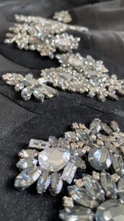 Poder Detalle Apliques Piedras Brillo Y Volumen Las Colecciones Actuales 59 252211 El Poder Del Detalle: Apliques De Piedras, Brillo Y Volúmen En Las Colecciones Actuales - Empresas Textiles