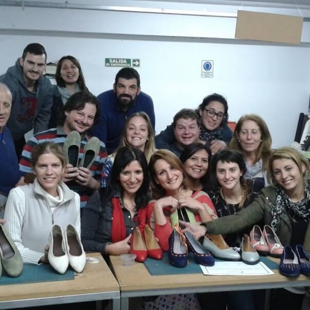 12 233082 La Cámara De Calzado De Santa Fé Fué Convocada Por La Unr Para Dictar Talleres - Máquinas Textiles