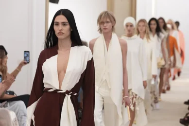 57 624158 Dubai Marca La Pauta De La Moda - Destacada