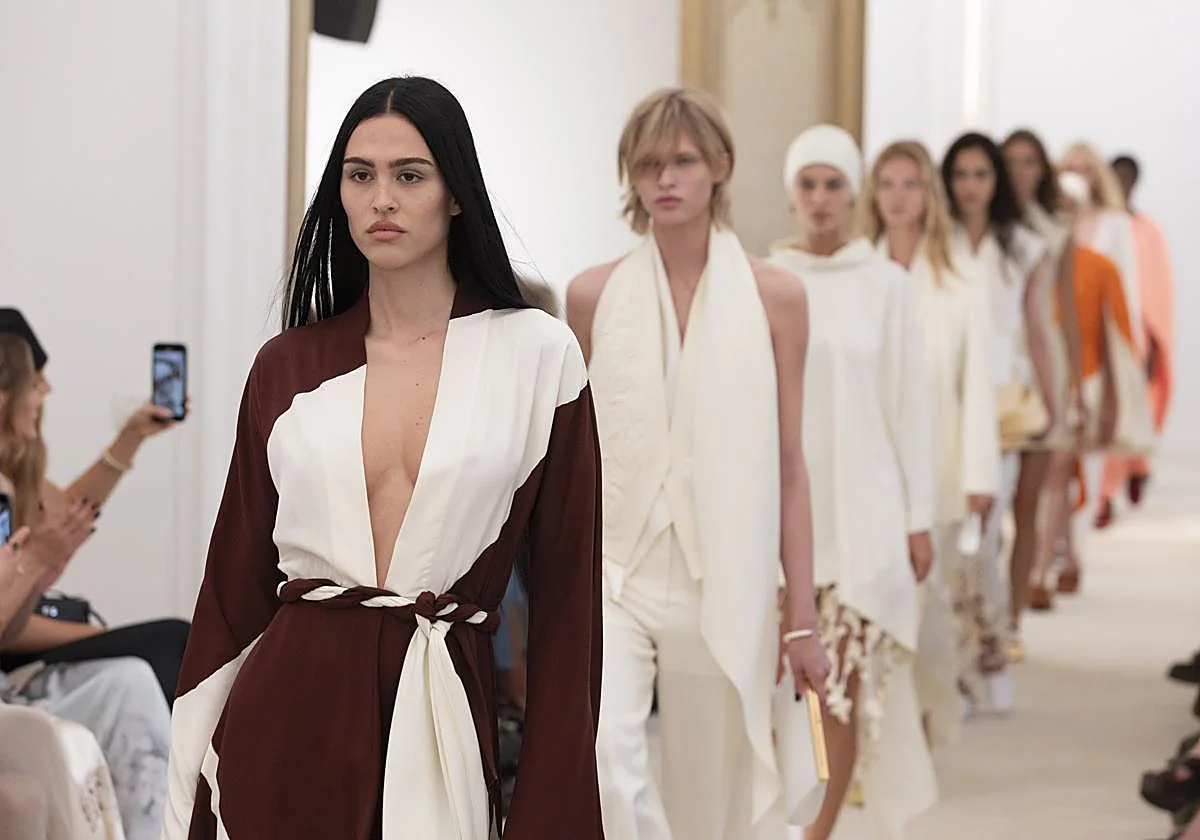 57 624158 Dubai Marca La Pauta De La Moda - Eventos Textil E Indumentaria