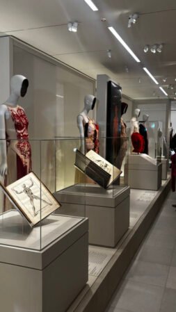Renata Buzzo irrumpe en el MET: la única latinoamericana en Costume Art 3 - Moda y Diseñadores Textil e Indumentaria IMG 1840 Renata Buzzo irrumpe en el MET: la única latinoamericana en Costume Art - Moda y Diseñadores Textil e Indumentaria
