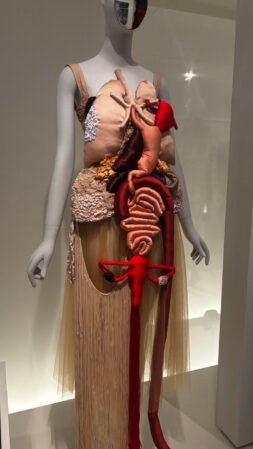 Renata Buzzo irrumpe en el MET: la única latinoamericana en Costume Art 5 - Moda y Diseñadores Textil e Indumentaria IMG 1844 2 Renata Buzzo irrumpe en el MET: la única latinoamericana en Costume Art - Moda y Diseñadores Textil e Indumentaria