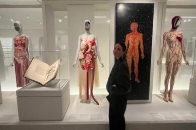 IMG 5342 Renata Buzzo irrumpe en el MET: la única latinoamericana en Costume Art - Empresas Calzado, Cuero