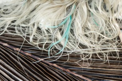 beautiful happy girl woman blond smiling close up portrait La fibra en movimiento: el taller que une arte textil y animación   - ArteTextil