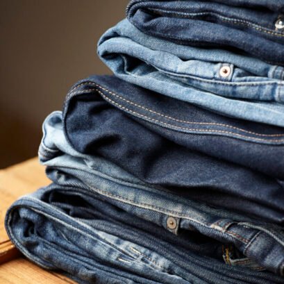 20 de Mayo: El día que nacieron los jeans, la prenda que revolucionó la moda y el trabajo 10 - Destacadas blue jeans fabric details 1 20 de Mayo: El día que nacieron los jeans, la prenda que revolucionó la moda y el trabajo - Destacadas