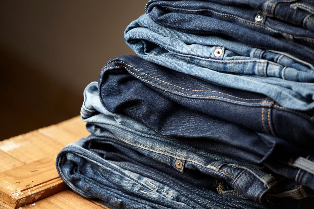 20 de Mayo: El día que nacieron los jeans, la prenda que revolucionó la moda y el trabajo 1 - Destacadas blue jeans fabric details 1 20 de Mayo: El día que nacieron los jeans, la prenda que revolucionó la moda y el trabajo - Destacadas