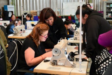 costureras Economía circular y diseño sustentable: el taller que transforma descartes textiles en nuevas oportunidades - Moda Sostenible