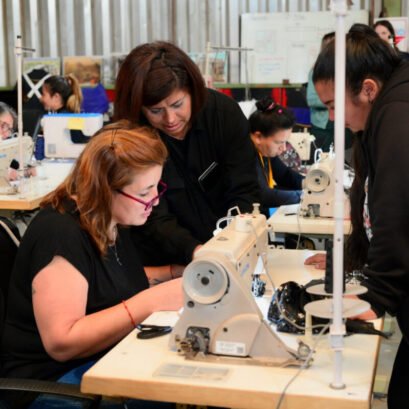 costureras Economía circular y diseño sustentable: el taller que transforma descartes textiles en nuevas oportunidades - Moda Sostenible