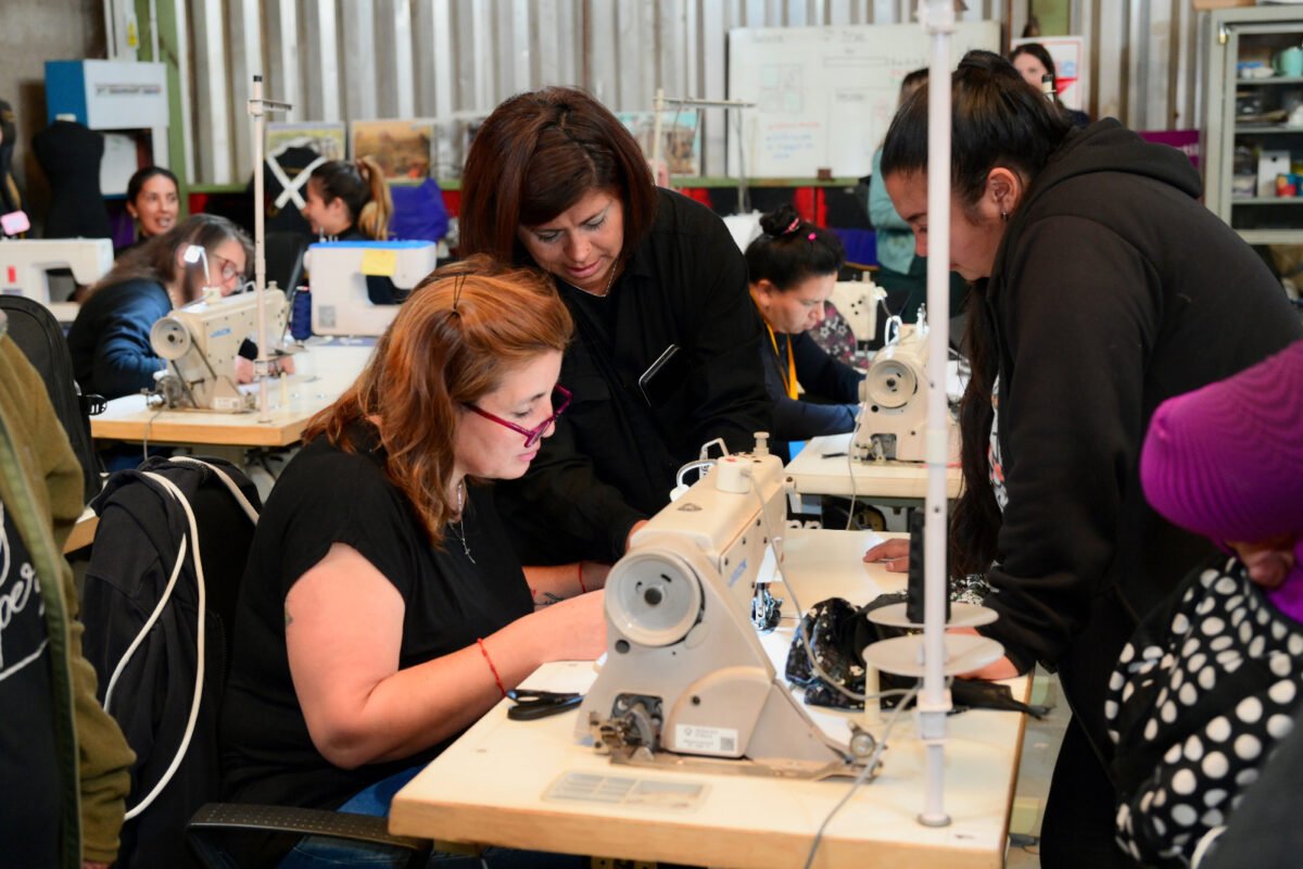 costureras Economía circular y diseño sustentable: el taller que transforma descartes textiles en nuevas oportunidades - Moda Sostenible