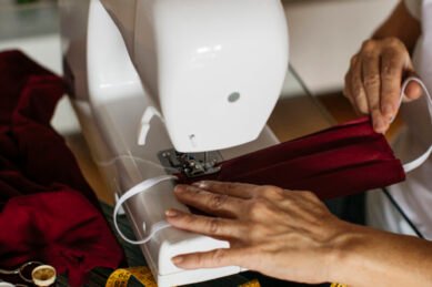 13 de Junio: Día Internacional de la Máquina de Coser, el invento que revolucionó la industria textil 1 - Empresas Textiles hands woman sewing face masks 13 de Junio: Día Internacional de la Máquina de Coser, el invento que revolucionó la industria textil - Empresas Textiles