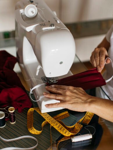 hands woman sewing face masks 13 de Junio: Día Internacional de la Máquina de Coser, el invento que revolucionó la industria textil - Eventos Calzado, Cuero