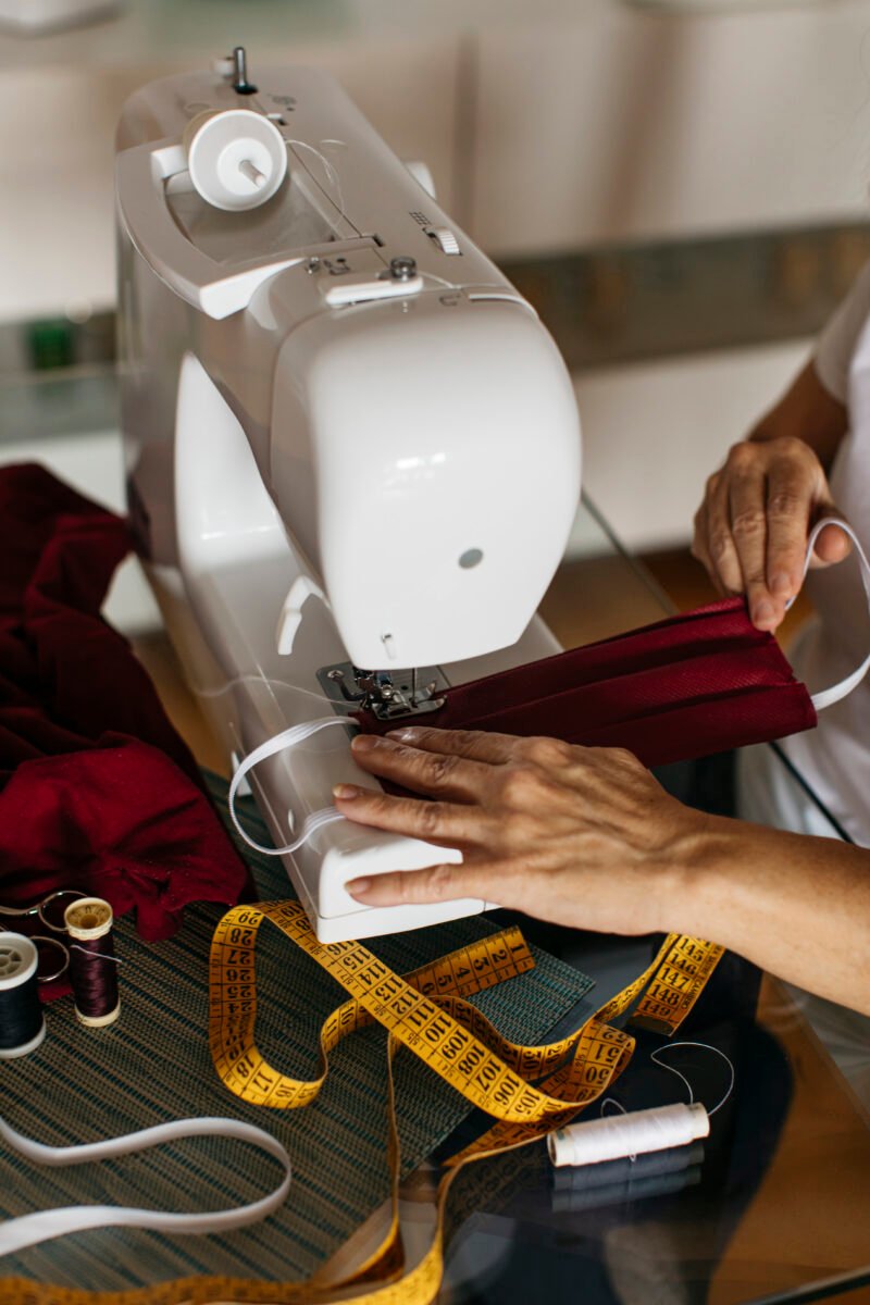 13 de Junio: Día Internacional de la Máquina de Coser, el invento que revolucionó la industria textil 1 - Empresas Textiles hands woman sewing face masks 13 de Junio: Día Internacional de la Máquina de Coser, el invento que revolucionó la industria textil - Empresas Textiles