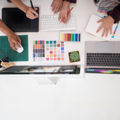 team graphic designers working computer officeideas creative occupation design studio artist workplace with top view 35674 505 IA Forum 2026: un nuevo espacio donde el diseño se encuentra con la inteligencia artificial - Interes General