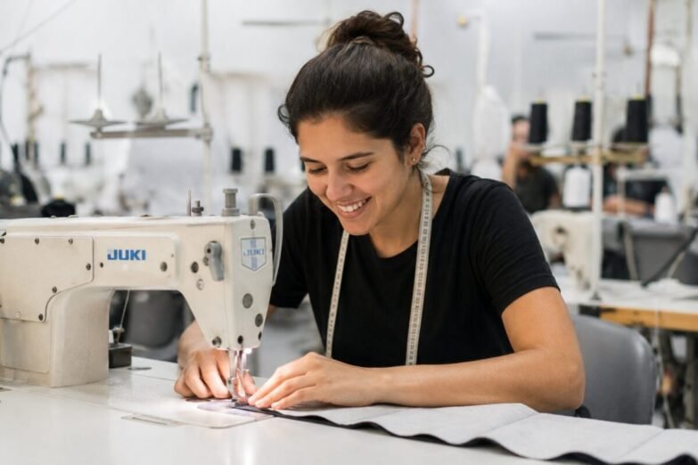 La CFP N.º 32 "Eva Perón" abre la inscripción para los cursos y trayectos textiles gratuitos del segundo cuatrimestre 2026 1 - Eventos Textil e Indumentaria ChatGPT Image 1 jul 2026 11 48 52 a.m La CFP N.º 32 "Eva Perón" abre la inscripción para los cursos y trayectos textiles gratuitos del segundo cuatrimestre 2026 - Eventos Textil e Indumentaria