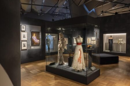 Elsa Schiaparelli: la diseñadora que transformó la moda en una expresión artística y sigue inspirando a la industria 5 - Eventos Textil e Indumentaria QnrVpbtmaIHslWQLIeQbXvulzRGTKgSyjPTXBmBB6FgY qzjanwnopLwUogtcePOLtgJunoIy SByHfix spwBM2Rwk1OMBp2s7s Elsa Schiaparelli: la diseñadora que transformó la moda en una expresión artística y sigue inspirando a la industria - Eventos Textil e Indumentaria