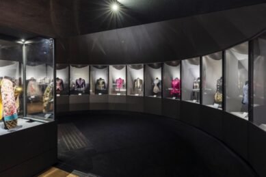 Elsa Schiaparelli: la diseñadora que transformó la moda en una expresión artística y sigue inspirando a la industria 1 - surrealismo RxrWKR8WlXlmLy3cgwq6UFQm47XIH2GEtI vaF2pYKRAT0aqzS0d6qM hQRV7VfhxCOzkpMIyrG7L BlAAcUXZzS7Q6UihVOcwQo Elsa Schiaparelli: la diseñadora que transformó la moda en una expresión artística y sigue inspirando a la industria - surrealismo
