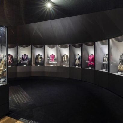 Elsa Schiaparelli: la diseñadora que transformó la moda en una expresión artística y sigue inspirando a la industria 14 - Eventos Textil e Indumentaria RxrWKR8WlXlmLy3cgwq6UFQm47XIH2GEtI vaF2pYKRAT0aqzS0d6qM hQRV7VfhxCOzkpMIyrG7L BlAAcUXZzS7Q6UihVOcwQo Elsa Schiaparelli: la diseñadora que transformó la moda en una expresión artística y sigue inspirando a la industria - Eventos Textil e Indumentaria