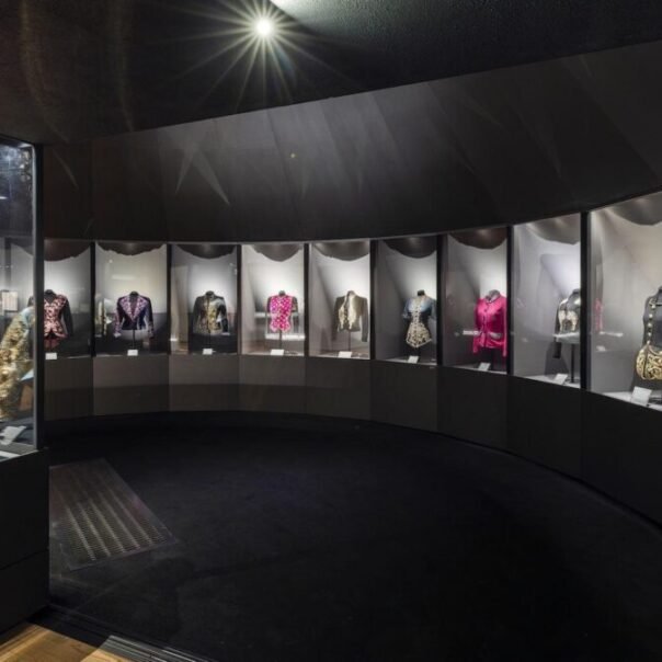 Elsa Schiaparelli: la diseñadora que transformó la moda en una expresión artística y sigue inspirando a la industria 53 - Empresas Textiles RxrWKR8WlXlmLy3cgwq6UFQm47XIH2GEtI vaF2pYKRAT0aqzS0d6qM hQRV7VfhxCOzkpMIyrG7L BlAAcUXZzS7Q6UihVOcwQo Elsa Schiaparelli: la diseñadora que transformó la moda en una expresión artística y sigue inspirando a la industria - Empresas Textiles