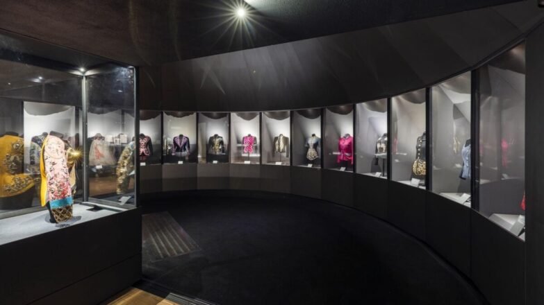 Elsa Schiaparelli: la diseñadora que transformó la moda en una expresión artística y sigue inspirando a la industria 1 - Eventos Textil e Indumentaria RxrWKR8WlXlmLy3cgwq6UFQm47XIH2GEtI vaF2pYKRAT0aqzS0d6qM hQRV7VfhxCOzkpMIyrG7L BlAAcUXZzS7Q6UihVOcwQo Elsa Schiaparelli: la diseñadora que transformó la moda en una expresión artística y sigue inspirando a la industria - Eventos Textil e Indumentaria