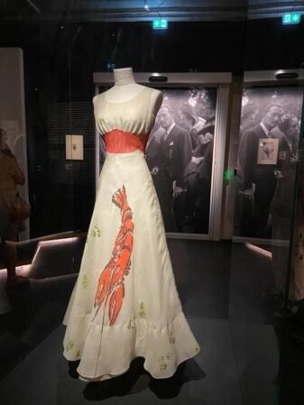Elsa Schiaparelli: la diseñadora que transformó la moda en una expresión artística y sigue inspirando a la industria 3 - Eventos Textil e Indumentaria cooSpF8O5doo59910sXP EjyKbnvNqMKohHVQMotwjOWbYl9H0girkJammqAvi7pnwRNzkiZV 9gO49nCjokF x2xwP6y l5Cu Elsa Schiaparelli: la diseñadora que transformó la moda en una expresión artística y sigue inspirando a la industria - Eventos Textil e Indumentaria