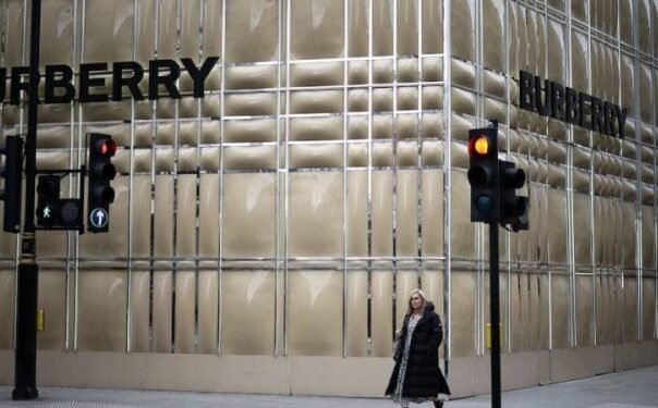 Burberry suma experiencia en consumo y retail a su consejo 48 - Interes General Burberry enfrenta desafios Ventas caen un 66 750x375 1 Burberry suma experiencia en consumo y retail a su consejo - Interes General
