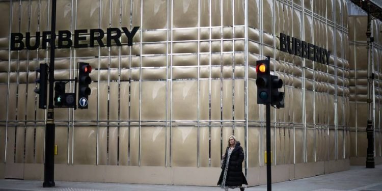 Burberry suma experiencia en consumo y retail a su consejo 1 - Interes General Burberry enfrenta desafios Ventas caen un 66 750x375 1 Burberry suma experiencia en consumo y retail a su consejo - Interes General