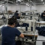 ChatGPT Image 5 ago 2026 03 06 09 p.m El empleo textil sufre una de las mayores caídas de los últimos años - vicuña