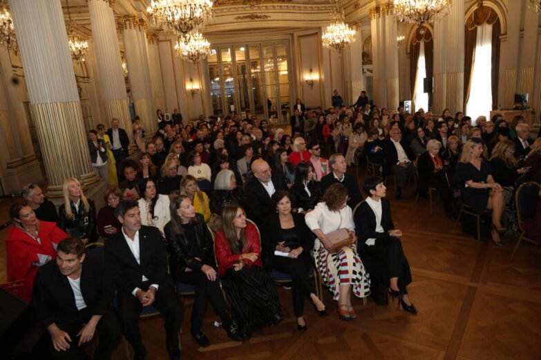 Buenos Aires está de Moda: La CAM entregó las Menciones de Honor 2026 en la Legislatura 1 - Destacadas Entrega Tijeras Buenos Aires está de Moda: La CAM entregó las Menciones de Honor 2026 en la Legislatura - Destacadas